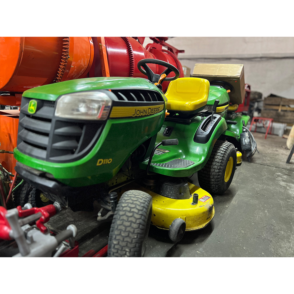 Tracto Podadora John Deere Mod D110, c/motor BRIGGS STRATON 19 hp Seminuevo